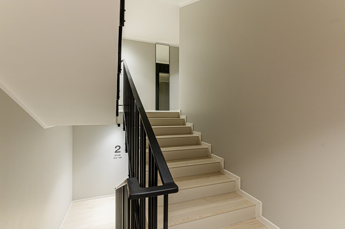 マンション階段1_2391960985