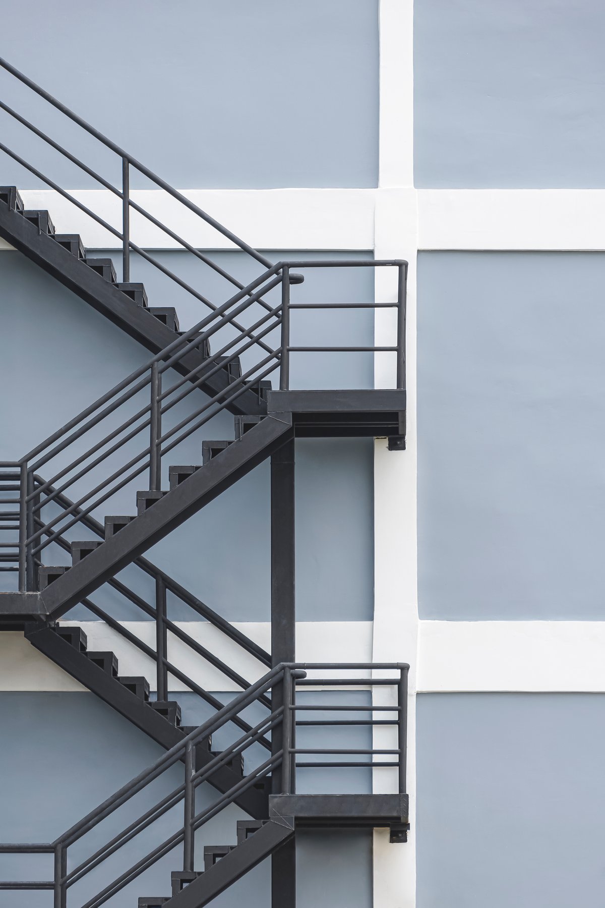 マンション階段2_2180937473