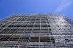 足場工事は意外と高額!? 相場や費用を抑える方法まで解説！