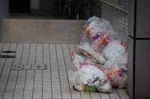 ゴミ捨て場に住民以外のゴミが！これって違法？ 事例と対策を解説
