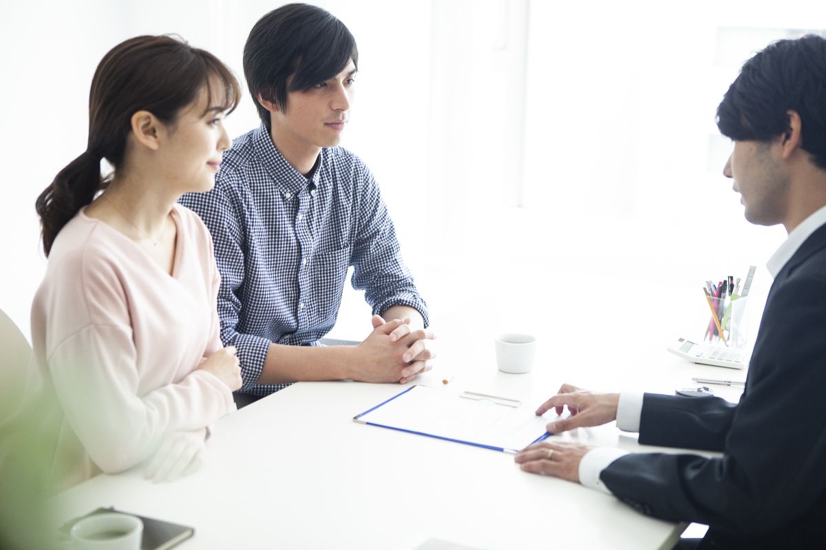 金融機関の担当者に相談する夫婦