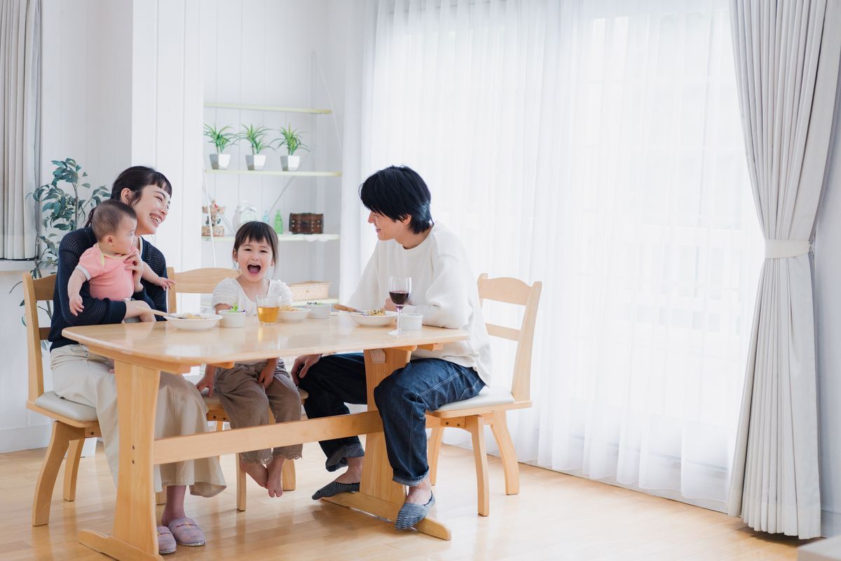 自宅のリビングで過ごす家族