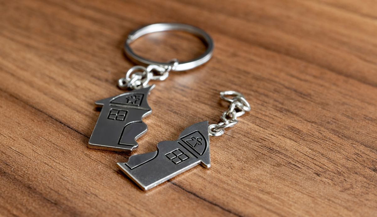 家の形をしたキーホルダーが2つに分かれた鍵