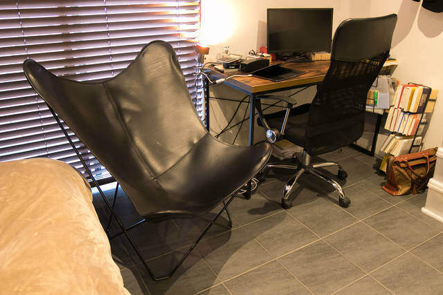 異国のホテル感を演出するのはタイル床！シックな雰囲気にこだわり抜いたリノベ部屋