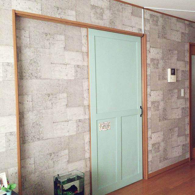 貼ってはがせる!室内ドアの壁紙張り替えにDIYで挑戦!