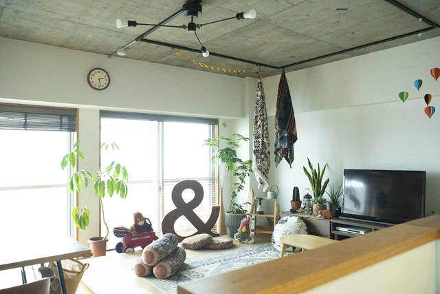 見せる収納は家計にも優しい!? コンテナ使いが巧みなキャンパーリノベ部屋