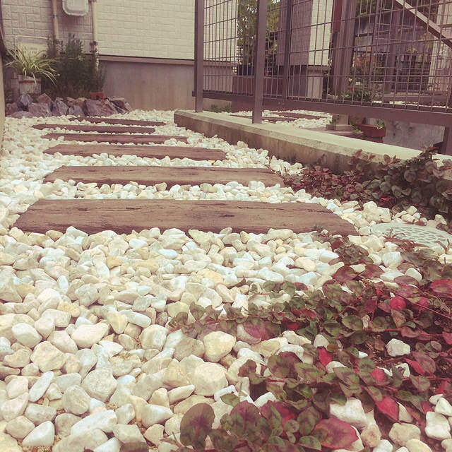 庭に砂利を敷きたい!化粧砂利の施工例とオシャレな庭作りのヒント