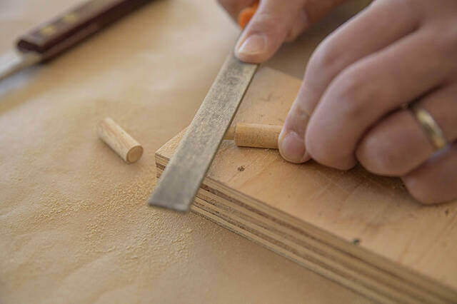 キャンプで料理を守る“卓上テント”!?折り畳み式の木製フードカバーをDIY