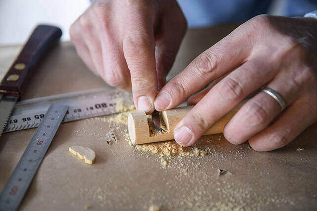 この完成度、もはや現代アート!?木製ペーパーホルダーをDIYしてトイレにも遊び心を