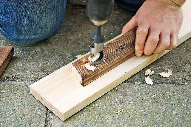 持ち運びも簡単なキャンプの味方!フォールディングテーブルをDIY!