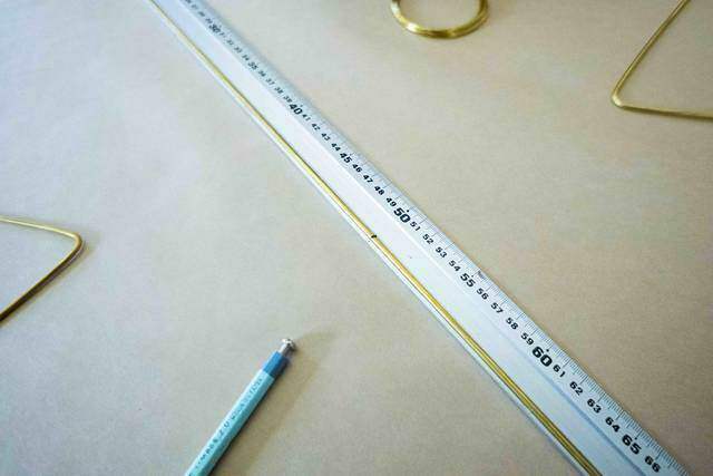 2本の真鍮で作る洒落顔DIY!インテリアを選ばず映えるプラントハンガー