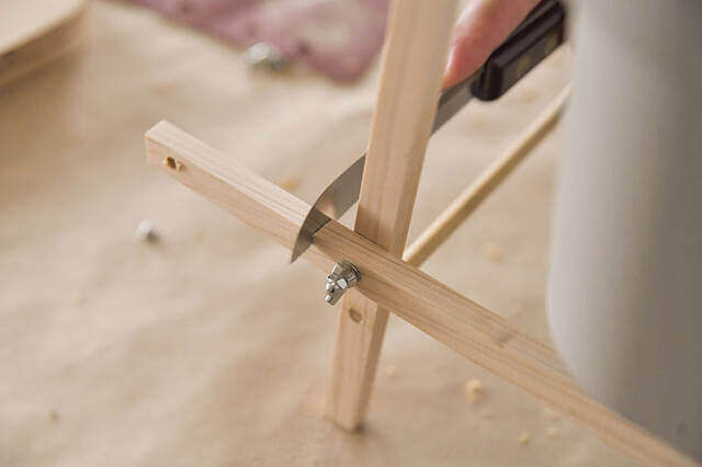 “仕舞えるだけ”の収納で満足?汚れも防げる超快適サイドテーブルをDIY