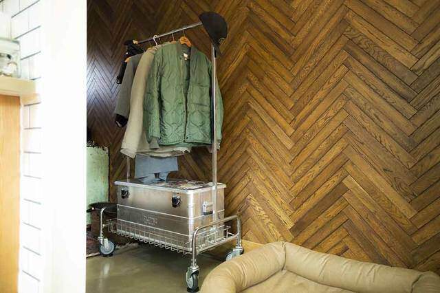 古材とエイジングで作るインテリア。アメリカを感じるキューブハウス