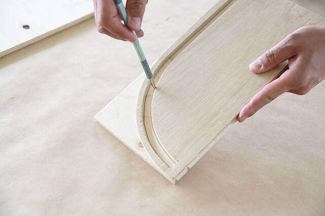 クセになるこの開閉式!木製ブレッドケースDIYで叶える“シャレ収納”