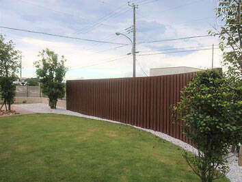 素敵なウッドフェンスの施工例を大公開！かかる費用や木材選びの秘訣とは？