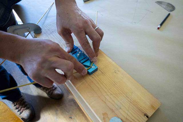 2本の真鍮で作る洒落顔DIY!インテリアを選ばず映えるプラントハンガー