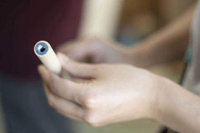 ブラケットいらずで突っ張れる!?デッドスペースを解消するウォールラック