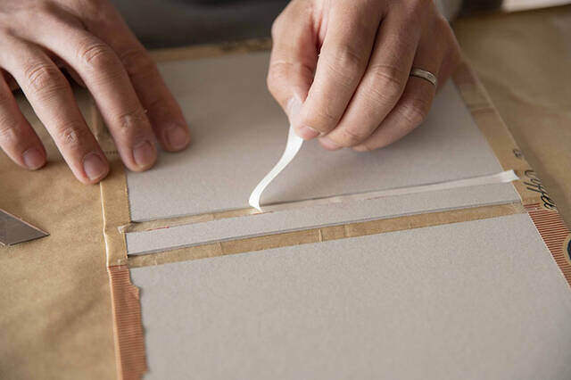 紙袋に新たな命を。お気に入りデザインでオリジナルノートDIY