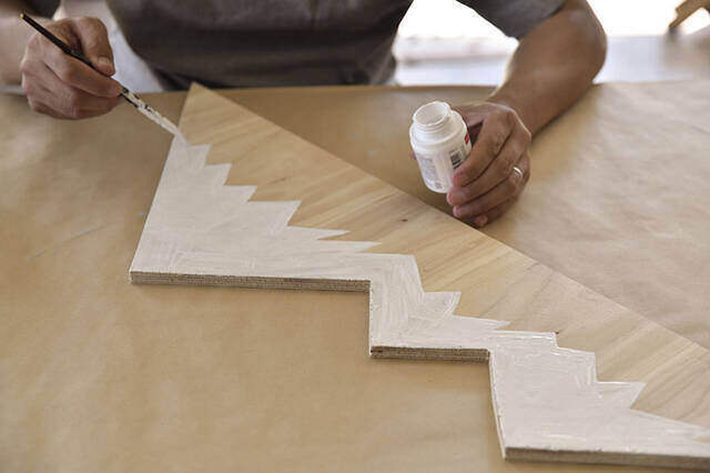 2枚の板がここまで化ける！“IKEAクランプ”を使った超簡単な壁掛けラックDIY