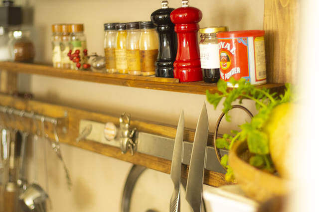 山道具を巧みに収納！壁面を有効活用した2人と1匹暮らし