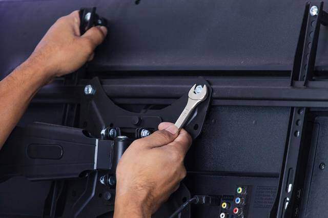 憧れの壁掛けテレビ!工事費用の目安と最適な高さを解説