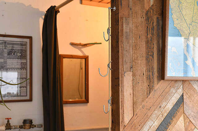 \制作時間5分の瞬間DIY/隙間スペースを“アレ”で解決、秀逸アイデアハンガーフック