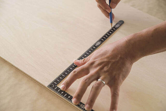 足を上げると気分もアガる!トランクカーゴが贅沢オットマンに変身するDIY