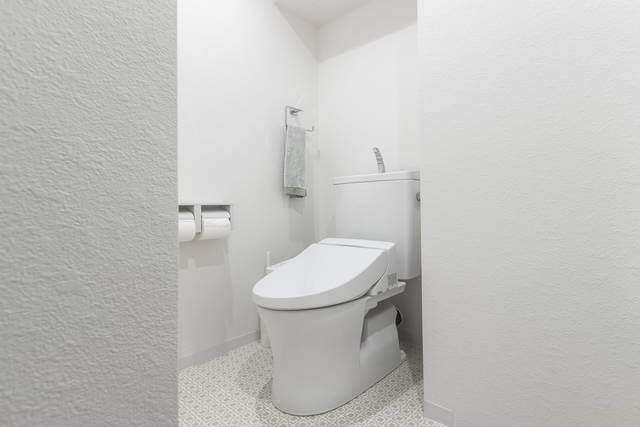 初心者さんも自分でできる!DIYでトイレの壁紙リフォームに挑戦!