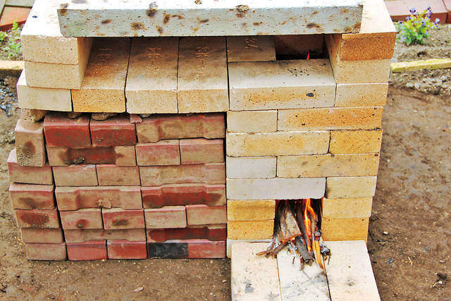 耐火レンガ&コンクリートで常設のロケットストーブを作る!