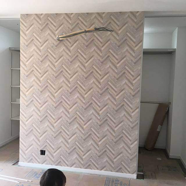 ヘリンボーン壁紙でイメチェン!クラシカルなお部屋を作る参考実例