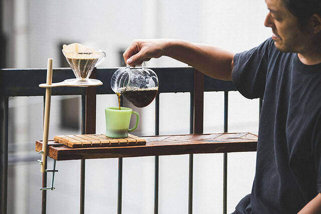 どこでも挟んで即・コーヒースタンド!たった2つの材料で作れるクランプDIY