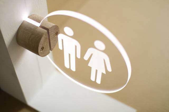 いつもの扉が見違える！おしゃれなトイレサインプレートをDIY！