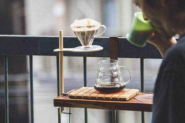 どこでも挟んで即・コーヒースタンド!たった2つの材料で作れるクランプDIY