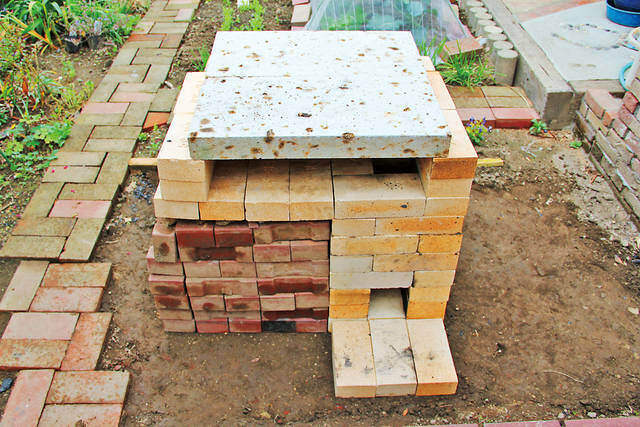 耐火レンガ&コンクリートで常設のロケットストーブを作る!