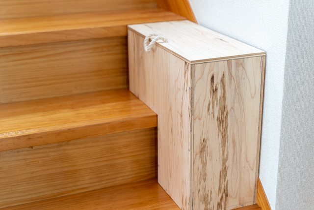 まるで“木製テトリス”!階段を活用したステアボックスをDIY