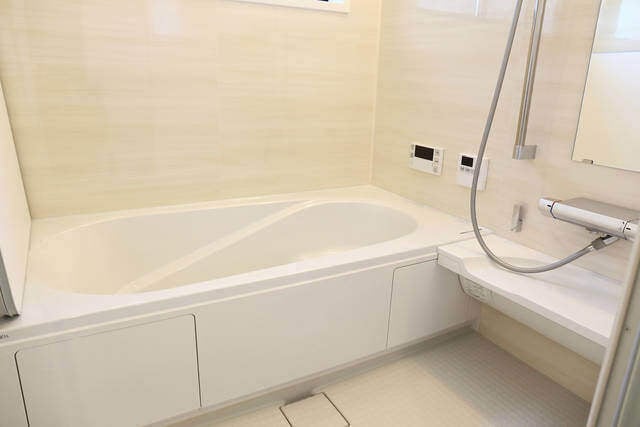 お風呂の鏡交換はいくらかかる?自分でできるの?依頼の予算とDIY方法!