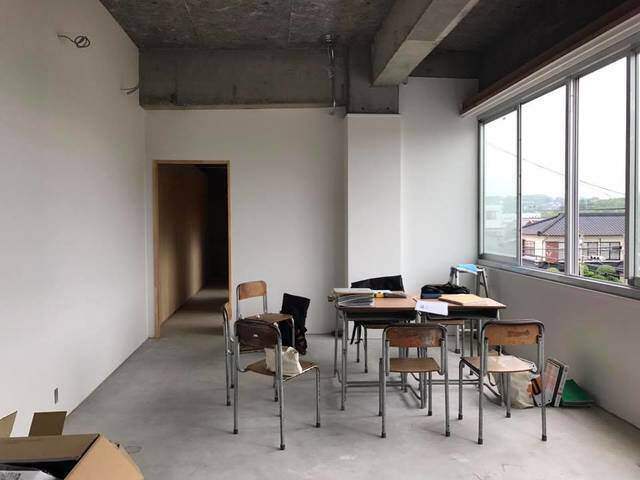 ホステル ×カフェ×食品加工場！リノベで築50年の古さを楽しむイワシビル