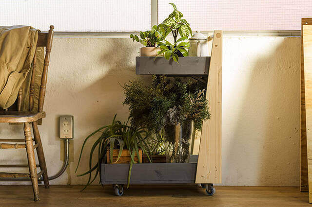 “歩くディスプレイ”なら模様替えし放題!機能性◎な開閉式ワゴンラックをDIY