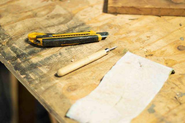 枯れ枝だって立派な木材!低予算でオシャレな壁掛けフックが完成!