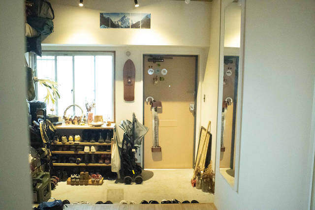 見せる収納は家計にも優しい!? コンテナ使いが巧みなキャンパーリノベ部屋