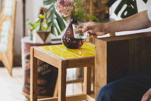 暮らしを上げるタイル天板。海外ライクなサイドテーブルをDIY
