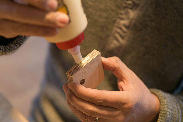 材料費0円の名作が誕生!来客時に壁から飛び出す魔法のハンガーフックをDIY