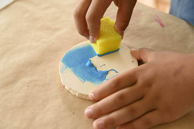 捨てるはずのマットを芸術へ!?親子で楽しむスタンプアートDIY