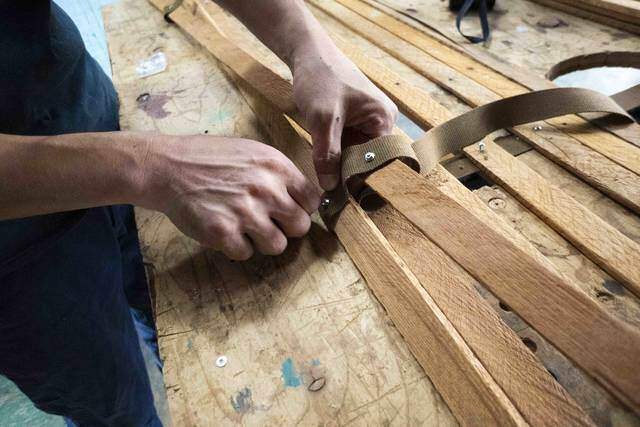 もっと自由に間取りを仕切る！古材とベルトで作るDIYパーテーション