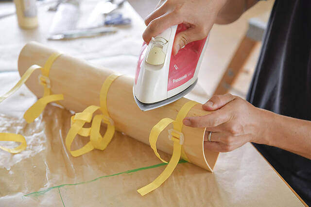 ベニヤ板曲げられるって知ってた?一枚の板でミニマルな壁掛けラックをDIY