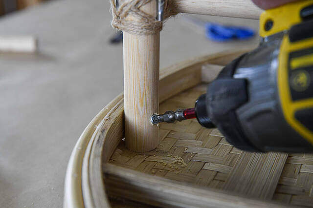 園芸コーナーにもDIYのヒントあり!“クロスクリップ”を使ったアジアンなサイドテーブル