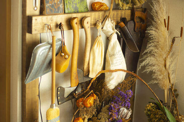 山道具を巧みに収納！壁面を有効活用した2人と1匹暮らし