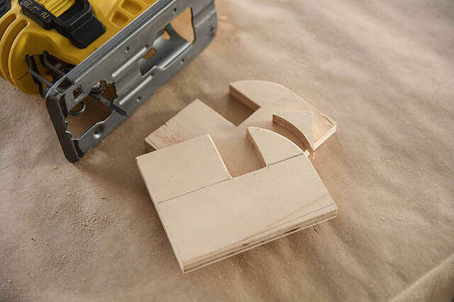 この完成度、もはや現代アート!?木製ペーパーホルダーをDIYしてトイレにも遊び心を