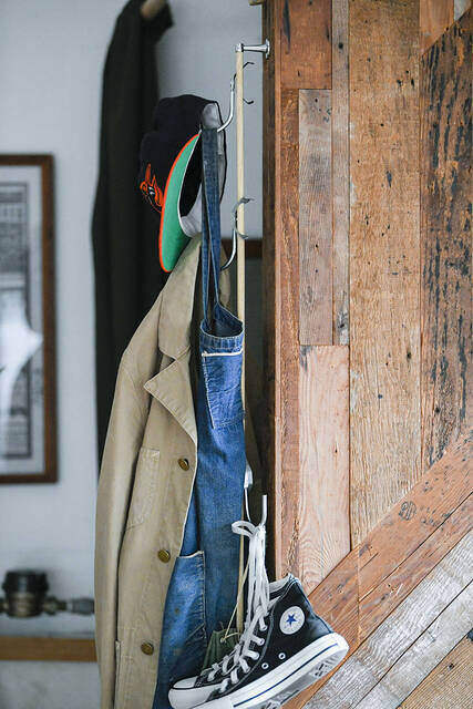 \制作時間5分の瞬間DIY/隙間スペースを“アレ”で解決、秀逸アイデアハンガーフック