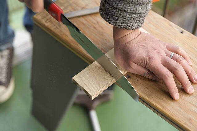 材料費0円の名作が誕生!来客時に壁から飛び出す魔法のハンガーフックをDIY